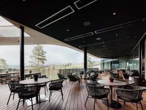 un ristorante con tavoli e sedie su un ponte di Loxone Campus a Kollerschlag