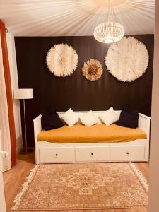 1 dormitorio con cama blanca y pared negra en Serenity - 20 mins from Paris en Chelles