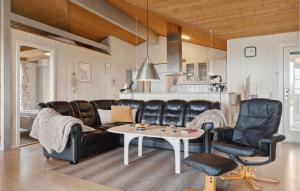 uma sala de estar com um sofá, uma mesa e cadeiras em Gorgeous Home In Vestervig With Indoor Swimming Pool em Vestervig