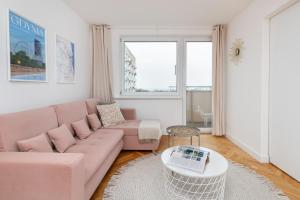 Et opholdsområde på Pastel Apartment with Two Bedrooms and Balcony in Gdynia by Renters