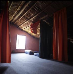 an empty room with a room with a window at Deja vu in Barra de Valizas