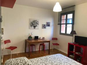 a bedroom with a table and chairs and a bed at Saint-Sernin - Centre-ville - Calme - WIFI fibre in Toulouse