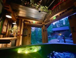 - une vue sur l'extérieur d'une maison avec baignoire dans l'établissement Tremblant-Mont-Blanc SPA,Nature,Intimité, à Saint-Faustin–Lac-Carré