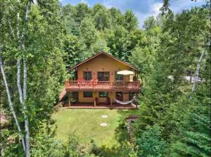 - une vue aérienne sur une maison dans les bois dans l'établissement Tremblant-Mont-Blanc SPA,Nature,Intimité, à Saint-Faustin–Lac-Carré