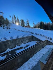 a view of a snow covered slope with a ski lift at Jolie appart cozy, Ski in Ski out in Veysonnaz