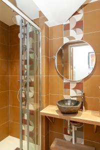 um banheiro com uma pia e um espelho em Nets Inn Apartment - Gare de Lyon em Paris