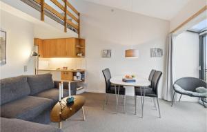 ein Wohnzimmer mit einem Sofa und einem Tisch in der Unterkunft Fan Bad, Lejl, 71 in Fanø
