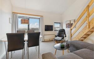 ein Wohnzimmer mit einem Sofa und einem Tisch in der Unterkunft Fan Bad, Lejl, 71 in Fanø