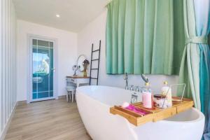 Dali Listening Seaview Villa大理听城海景别墅客房内的一张或多张床位