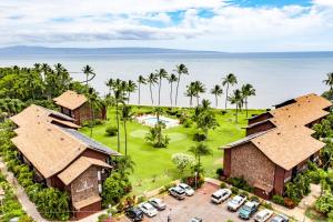 uma vista aérea do resort e do oceano em Molokai Shores em Kaunakakai