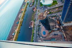 una vista aerea di un cantiere accanto all’acqua di Panorama Orbi Resort a Batumi