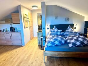 Un dormitorio con una cama azul con almohadas azules y blancas en Ferienappartment Zürker, en Garmisch-Partenkirchen