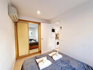 1 dormitorio con 1 cama con 2 almohadas en Stella Maris Village-2Bed, en Fuengirola