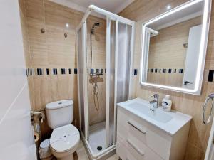y baño con ducha, aseo y lavamanos. en Stella Maris Village-2Bed, en Fuengirola