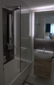 un baño con ducha y lavabo en Rooster Ioannina, en Ioannina