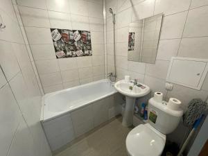 a bathroom with a sink and a toilet and a bath tub at 1-комнатная квартира в центре города, Букетова 38, Казактелеком. in Petropavlovsk