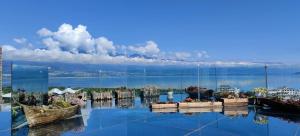 大理Dali Listening Seaview Villa大理听城海景别墅的从建筑的顶部可欣赏到水景