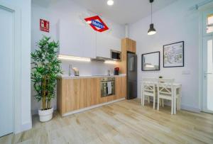 - une cuisine et une salle à manger avec une table et un comptoir dans l'établissement (J1) Ubicado en Madrid Centro - 5 personas., à Madrid