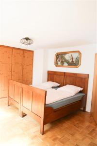 a bedroom with two beds and a picture on the wall at Forsthaus Hubertus in Densberg