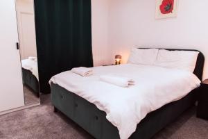 En eller flere senge i et værelse på City Centre Luxury Apartment