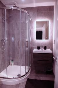 y baño con ducha y lavamanos. en City Centre Luxury Apartment, en Belfast