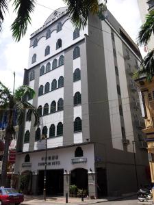 duży biały budynek z mnóstwem okien w obiekcie Cardogan Hotel w Kuala Lumpur