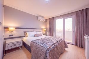 a hotel room with a bed and a window at SAFRANBOLU ÇELEBİ OTEL in Safranbolu