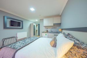 ein Schlafzimmer mit einem großen Bett in einem Zimmer in der Unterkunft SAFRANBOLU ÇELEBİ OTEL in Safranbolu