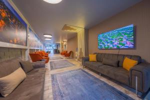 SAFRANBOLU ÇELEBİ OTEL في سافرانبولو: غرفة معيشة مع أريكة وتلفزيون بشاشة مسطحة