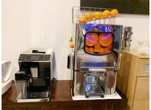 een keuken met een koffiezetapparaat en een fruitpers bij Royal Beach Residences in Dubai