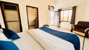 1 dormitorio con 1 cama grande y 1 sofá en Omkar Palace, en Udaipur