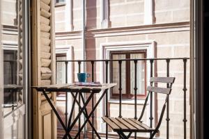 een tafel en een stoel op een balkon bij BYPILLOW The Citadel in Madrid