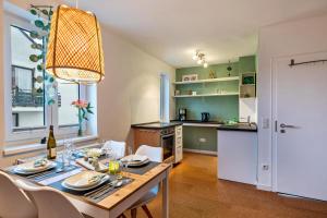 cocina y comedor con mesa y sillas en Apartement Hangarstein en Kassel