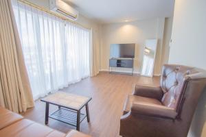 TV a/nebo společenská místnost v ubytování RoomQuest The Peak Patong Hill