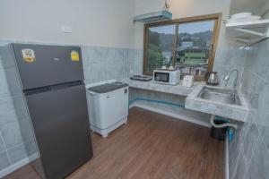 Kuchyň nebo kuchyňský kout v ubytování RoomQuest The Peak Patong Hill