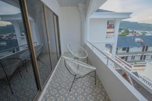 Balkón nebo terasa v ubytování RoomQuest The Peak Patong Hill