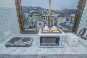 Kuchyň nebo kuchyňský kout v ubytování RoomQuest The Peak Patong Hill