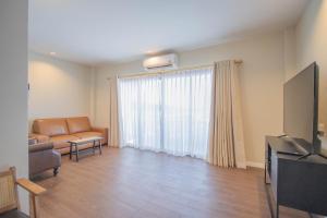 TV a/nebo společenská místnost v ubytování RoomQuest The Peak Patong Hill