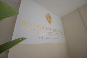 Un signo que dice que confíe en la institución de la colina de la paz en RoomQuest The Peak Patong Hill en Patong Beach
