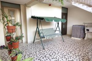 万卡约Depawanka 2的植物间里的桌子和椅子