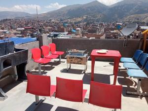 万卡约Depawanka 2的一组椅子和一张桌子