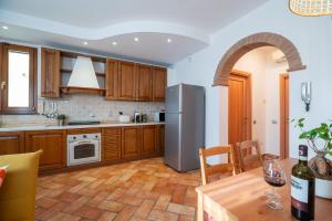 eine Küche mit einem Kühlschrank und einem Tisch in der Unterkunft Appartamento Freschi in San Miniato
