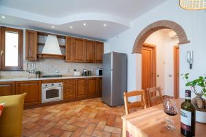 una cocina con nevera y mesa en Appartamento Freschi, en San Miniato