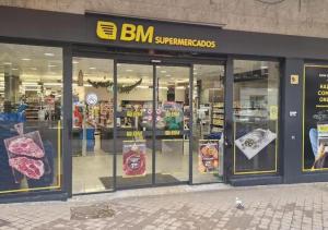 Supermarket nebo jiné obchody v  apartmánu nebo okolí