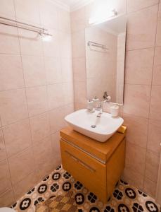 uma casa de banho com um lavatório e um espelho em Mountain Hotels "Balasi's House" em Planitéron