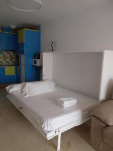 un letto bianco con due asciugamani sopra in una stanza di Bajondillo Sun & Beach a Torremolinos