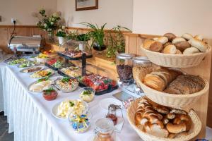 ザコパネにあるZajazd Górski Kuźniceの長テーブル(パンなどの食品入り)