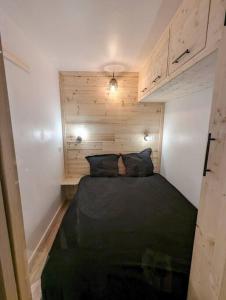 Postel nebo postele na pokoji v ubytování Superbe appartement sur le front de neige