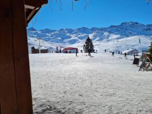 Superbe appartement sur le front de neige v zimě