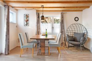 uma sala de jantar com uma mesa de madeira e cadeiras em Schönfeld em Stockach